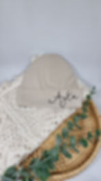 Gepersonaliseerde babymuts in de kleur beige