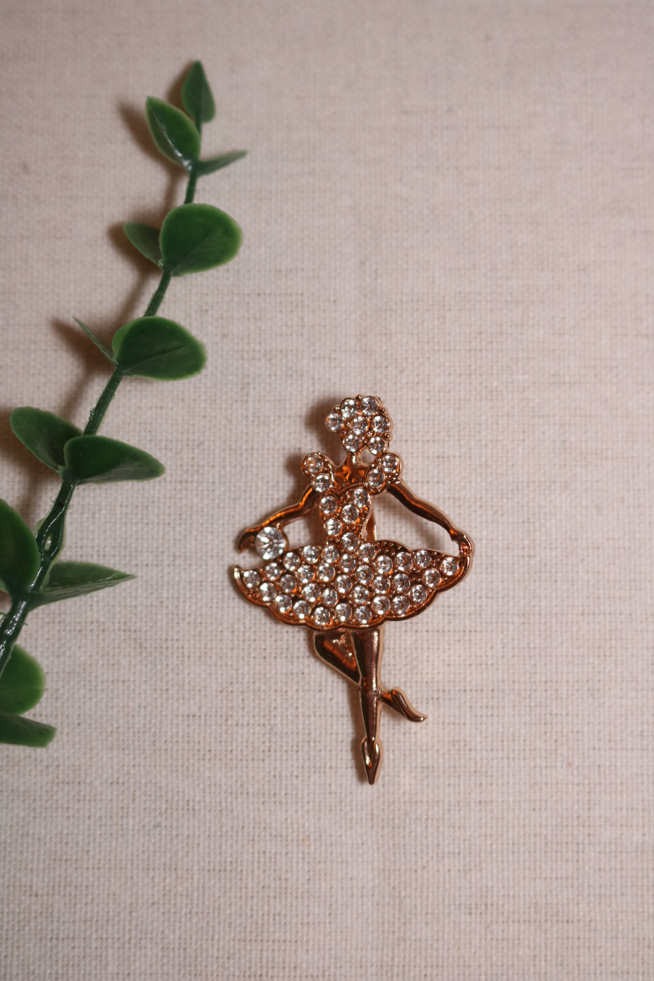 Goudkleurige broche met een ballerina die haar tutu vast houd