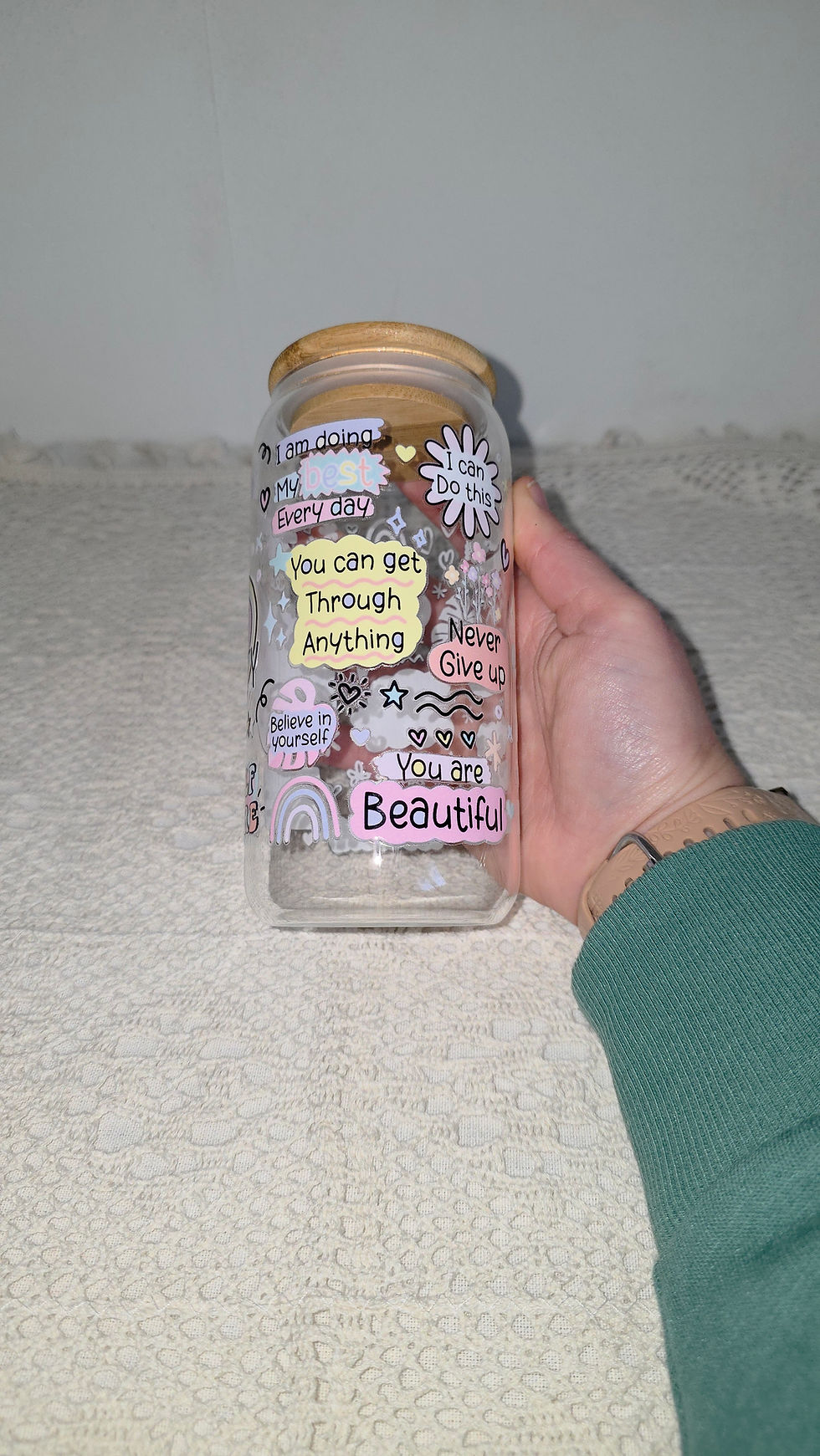 Transparante glazen tumbler met kleurrijke positieve teksten. Cup of positivity. Bamboe deksel en glazen rietje