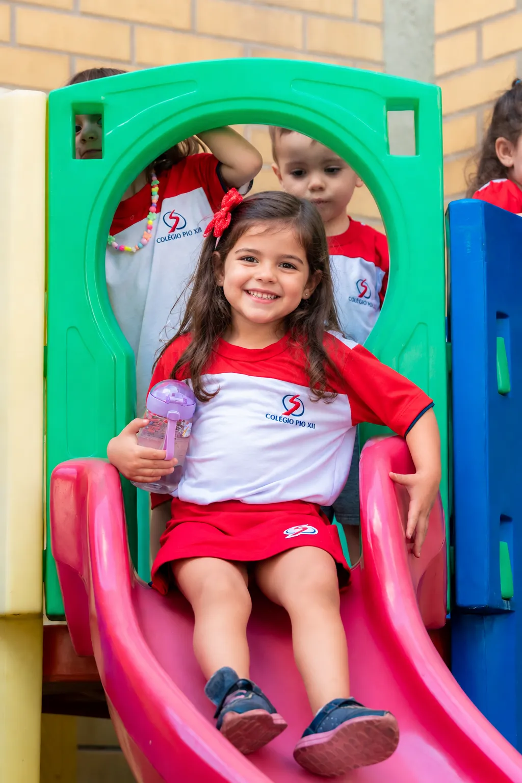 Aluna da Educação Infantil no espaço de brincar do Pio XII