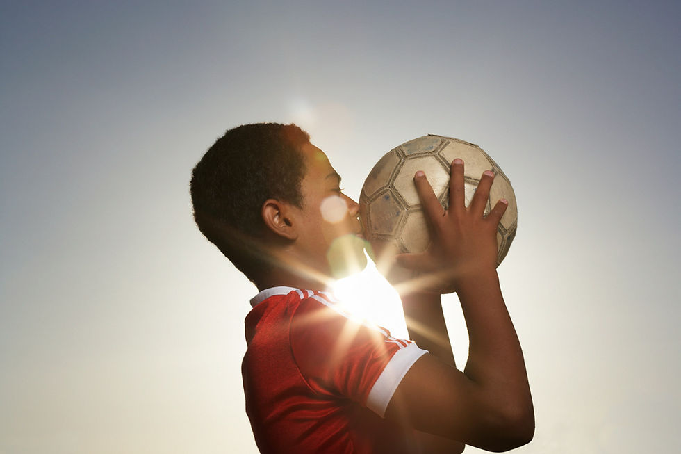 Junge hält Fußball