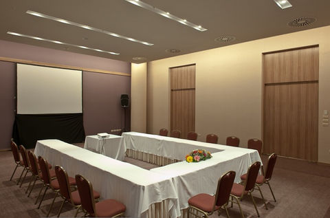 Localizada no piso térreo do hotel, o salão Copa Juventude da América, comporta eventos de médio e pequeno porte. Possui iluminação externa com janelas.