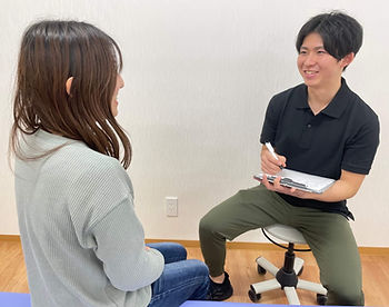 整体師とお客様が話をしています