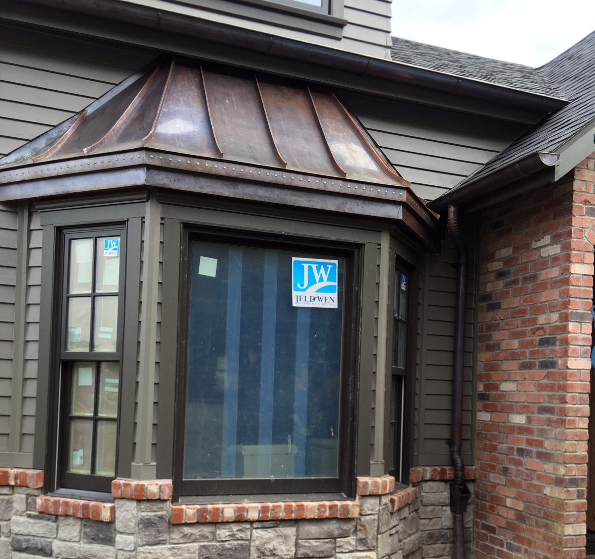 Окна в эркере в частном доме