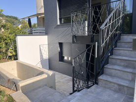 Face arrière maison Bereldange avec rambarde métallique sur terrasse