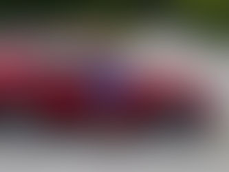 Une femme devant une voiture