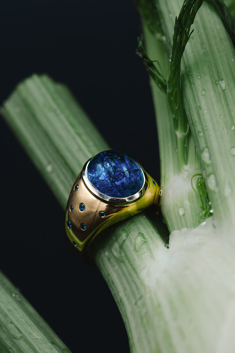 Miniaturbild: Wandelgold Ring "ruht" Gold & Tansanit Cabochon 6,55ct & Blaue Saphire