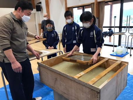 ヨシで卒業証書の紙を漉く。