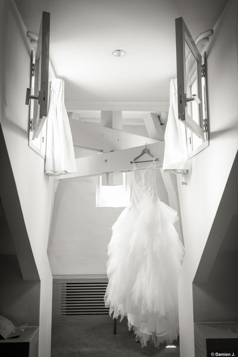 Robe de mariée accrochée, élégante et classique.