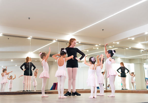 Niños de 3 a 5 años aprendiendo ballet clásico en Rachael Thompson Ballet