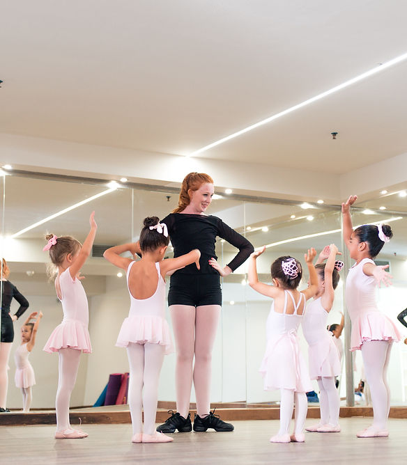 Niños de 3 a 5 años aprendiendo ballet clásico en Rachael Thompson Ballet