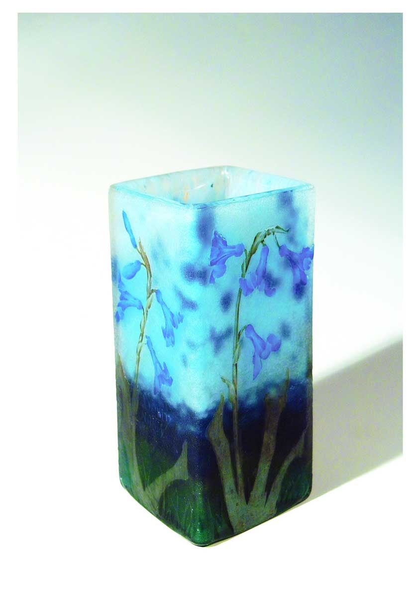 Daum Nancy zuur geëtst vaasje met decoratie van blauwe hyacinthoides