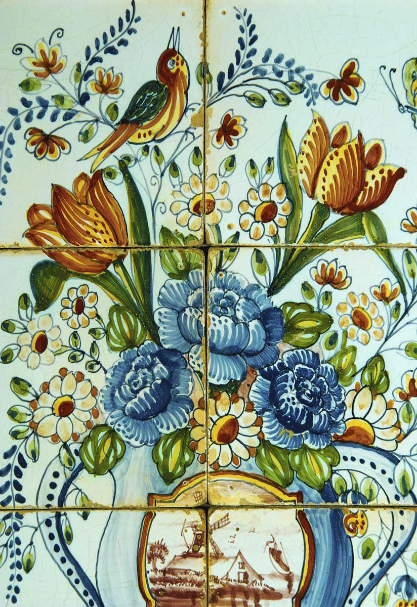 Makkum polychroom tegeltableau met vaas met bloemen, waaronder tulpen