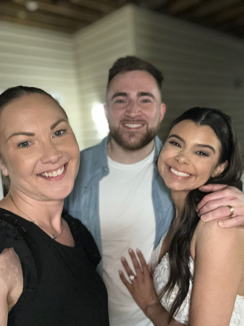 Jenna posing for a "sweaty selfie" with a pair of newlyweds.