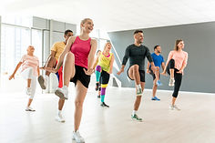 personas-activas-que-participan-juntas-clase-zumba.jpg