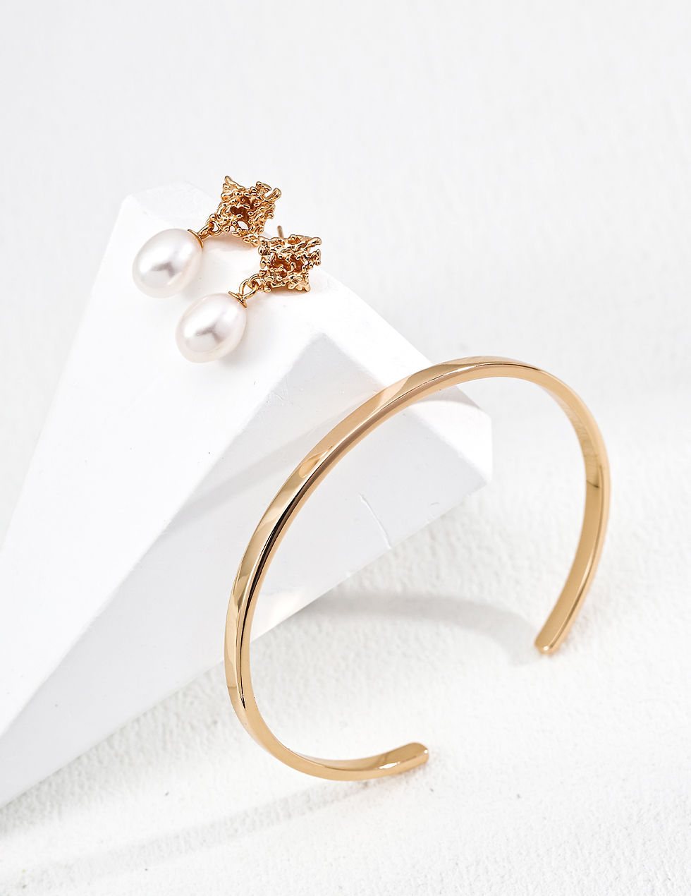 Thumbnail: Vintage Design Pearl Earrings