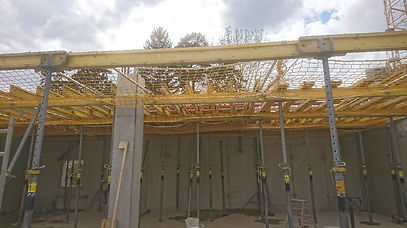 Schalungssystem mit Deckenstützen auf Baustelle im Betonbau