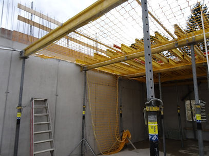Seitenschutz mit Sicherheitsnetz auf Baustelle zur Absturzsicherung