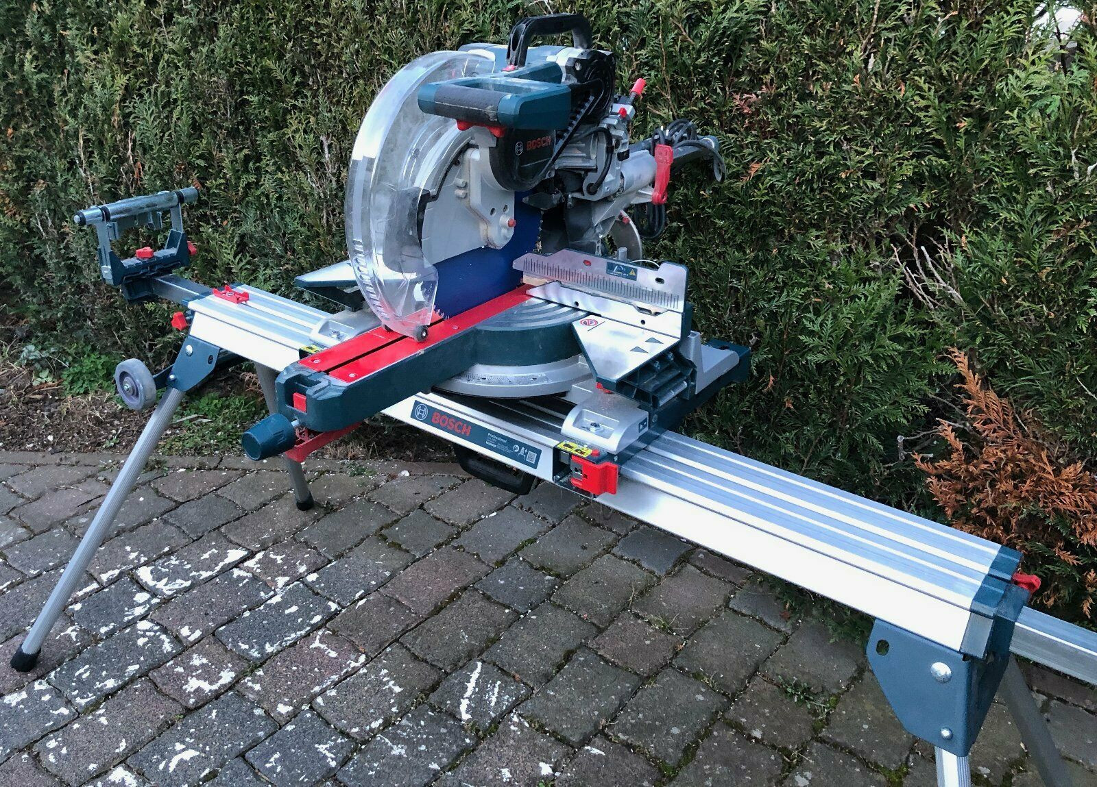 Scie à onglet BOSCH PROFESSIONAL avec Pieds -Grande hauteur de coupe