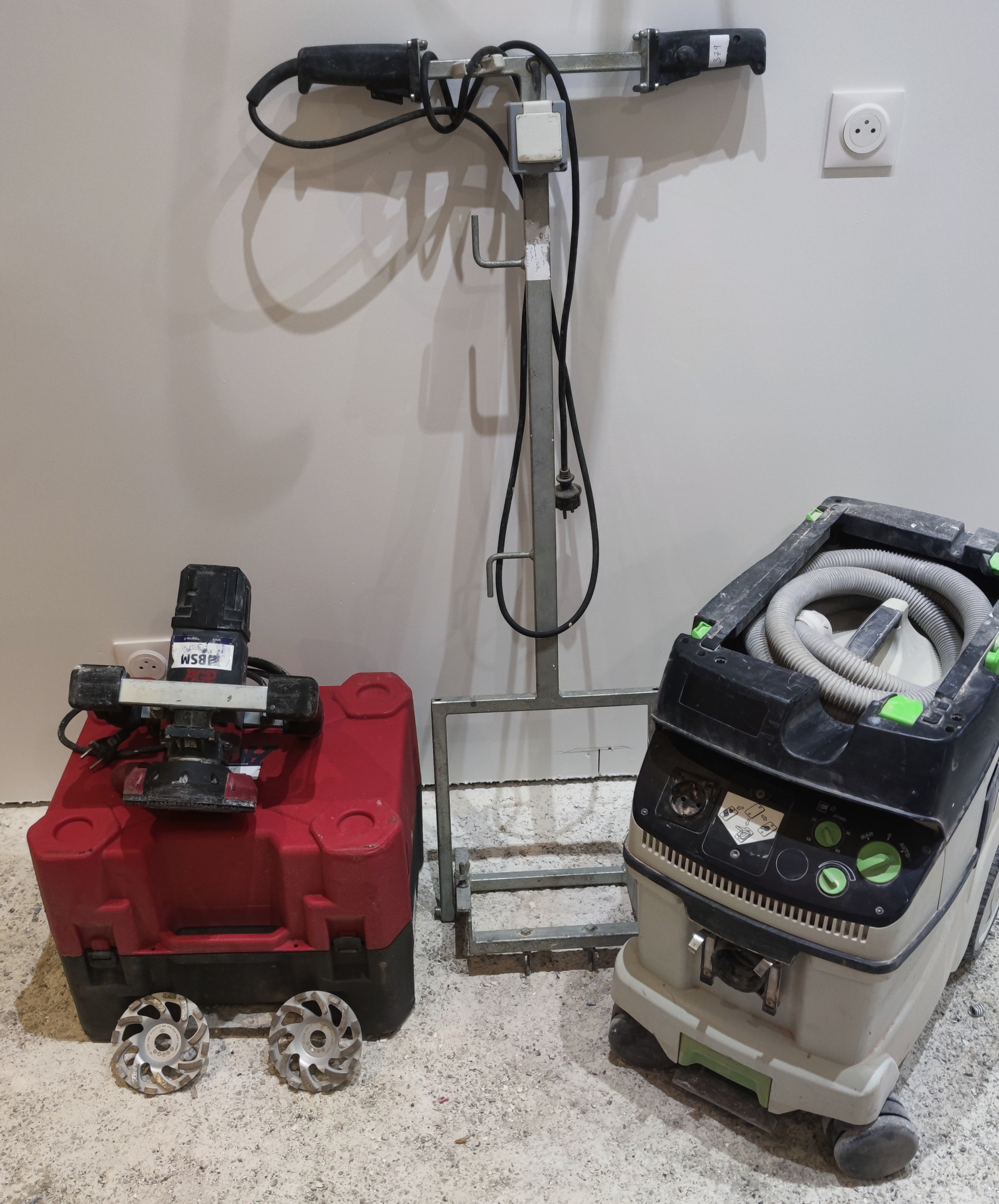 Surfaceuse, ponceuse béton avec manche et aspirateur à décolmatage