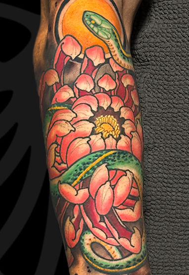 קעקוע פרח חרצית בצבע נאו-יפני וזרוע נחש מאת סרג'ו ברונפמן מסרג׳ו-טאטו