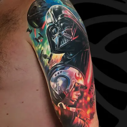 קעקוע ריאליזם צבעוני של דארת׳ ויידר ממלחמת הכוכבים על הזרוע בתל אביב.