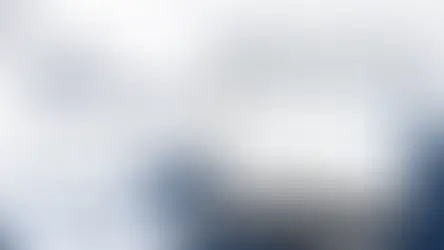 SPSS veri analizi rehberi kapak görseli: dizüstü bilgisayarda IBM SPSS çıktı ekranı, yanında grafik çıktıları ve “SPSS Veri Analizi Adım Adım Rehber” başlığı