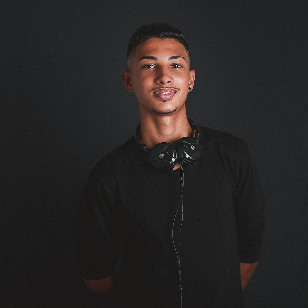 LOU FIELDZ (10)