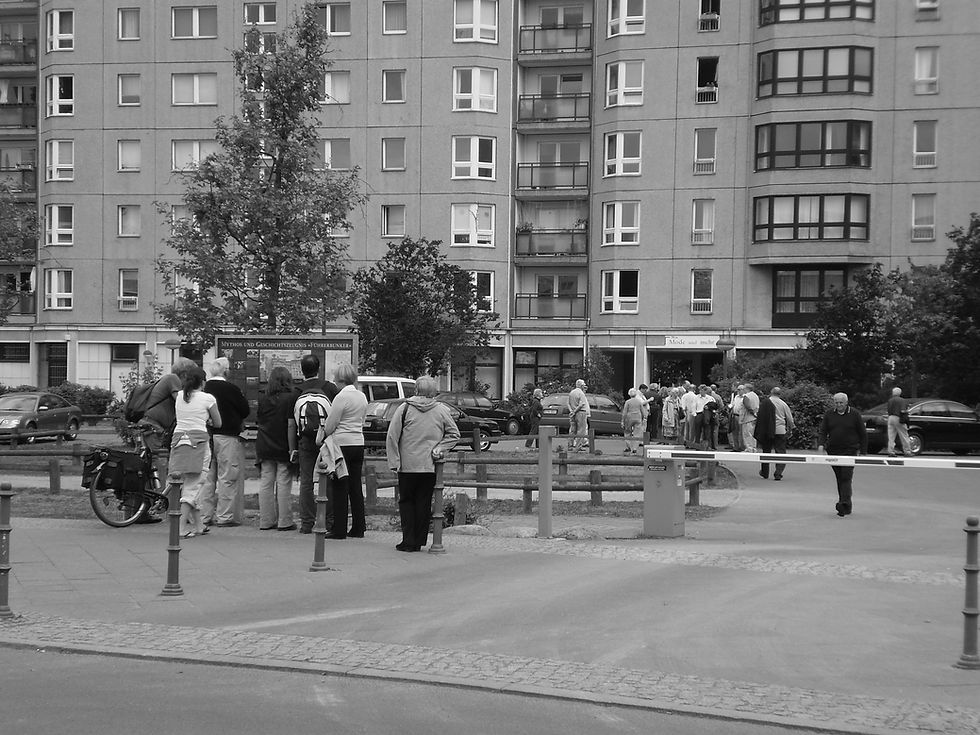 AA-Nazis-An-die-Bücherverbrennung-der-Nazis-erinnerndes-Denkmal-am-Bebelplatz