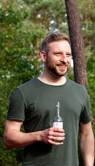 Team: Moritz mit Weinschorle in der Flasche