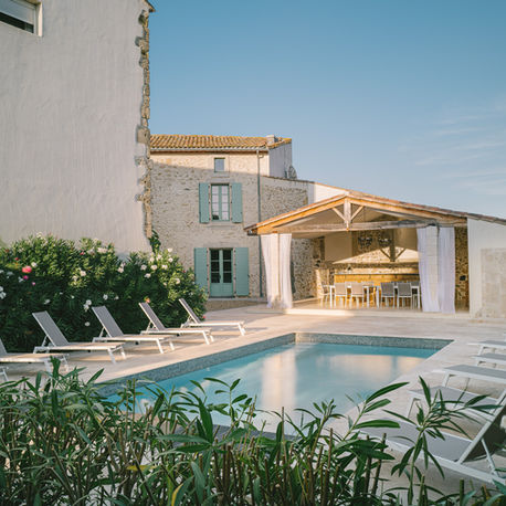 Bois D’Argent, garden, swimming pool and dining area