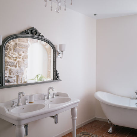 Bois D’Argent, First Floor Burlington and Heritage bath and basins