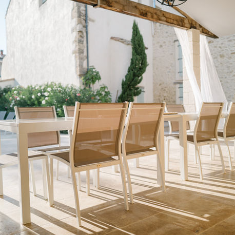 Bois D’Argent, dining area views of swimming pool