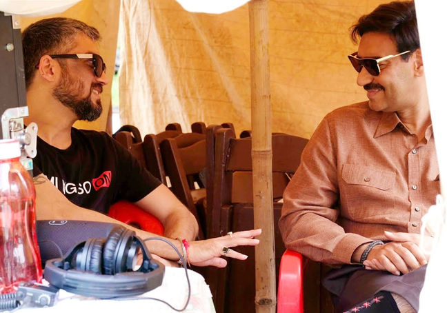 AJAY DEVGN SHOWS THE 3D TRAILER OF TANHAJI: THE UNSUNG WARRIOR TO THE MAIDAAN TEAM!