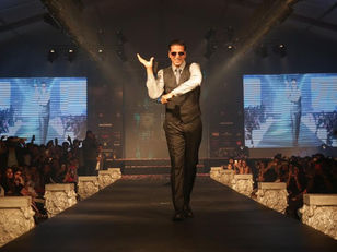 Akshay Kumar walked the ramp for Leading Fashion Designer Ramesh Dembla at the “INDIA LUXURY STYLE W