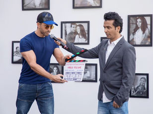 HRITHIK ROSHAN GIVES THE FIRST CLAP FOR VIKRAM PHADNIS' SECOND MARATHI OUTING
