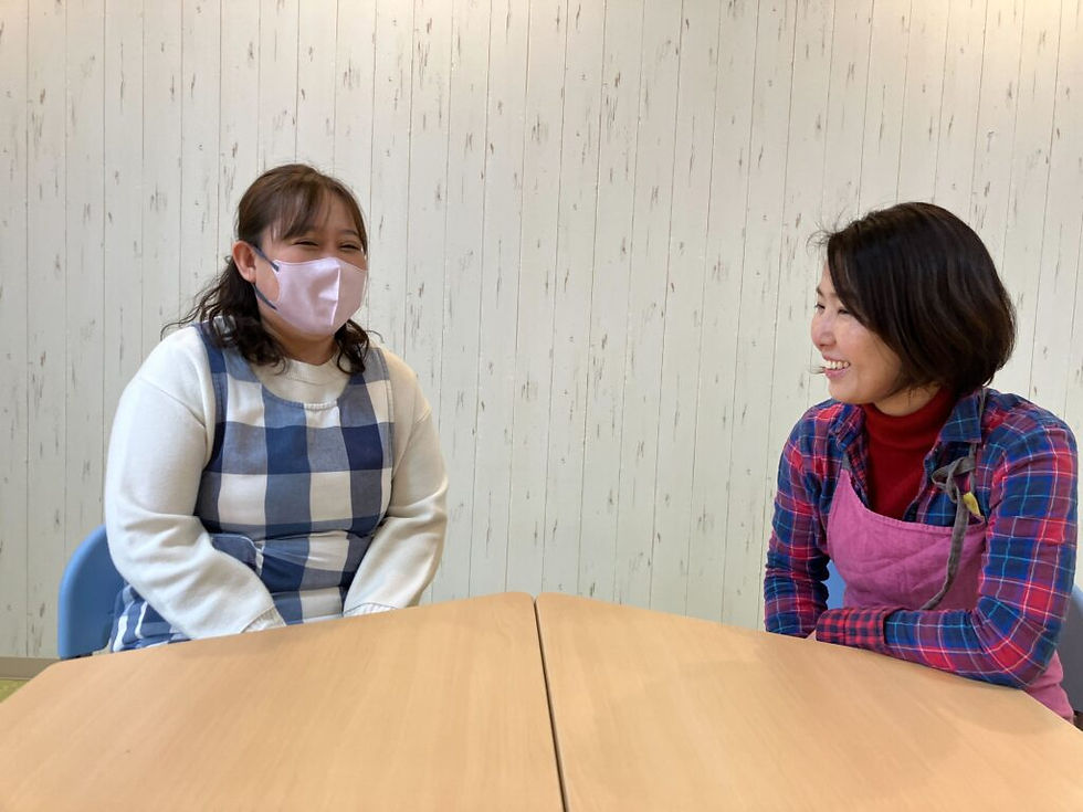 日吉箕輪えほんの森有本園長(左)と屋外庭園の社外アドバイザー八幡さん(右)