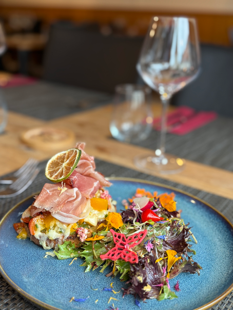 La recette du mois : bruschetta de tomates ananas et cerise, pesto au basilic, gruyère AOP et jambon cru de Forêt-Noire.