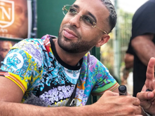 Naps se révèle pilote d'avion sur le tournage d’un clip
