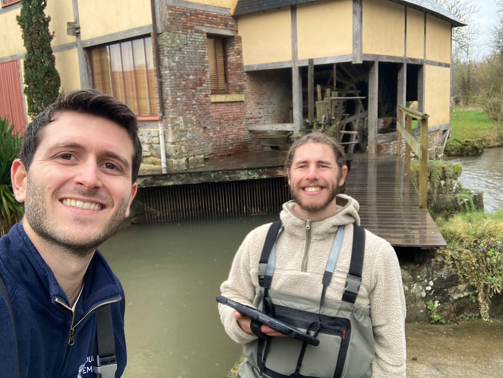 Maxime Delacourt (fondateur de Moulins Demain) et Matthieu Prieur-Blanc (stagiaire)