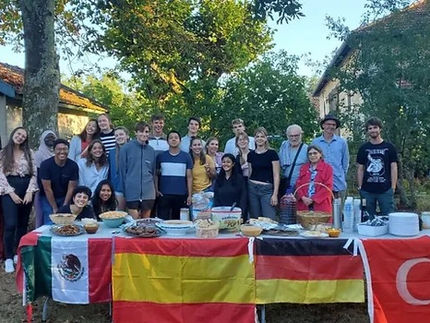 TERE JIMÉNEZ IMPULSA BECAS DE MOVILIDAD; CON ELLAS LOS JÓVENES PUEDEN VIAJAR POR EL MUNDO