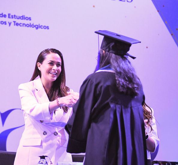 TERE JIMÉNEZ CELEBRA LA GRADUACIÓN DE ESTUDIANTES DEL CECYTEA PABELLÓN DE ARTEAGA Y LOS MOTIVA A ALCANZAR SUS METAS
