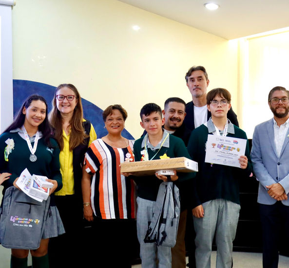 ESTUDIANTES DEMUESTRAN SU DOMINIO DEL INGLÉS EN EL CUARTO SPELLING BEE CONTEST
