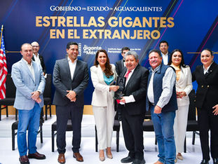TERE JIMÉNEZ ENTREGA RECONOCIMIENTOS A MIGRANTES QUE CON SU ESFUERZO PONEN EN ALTO EL NOMBRE DE AGUASCALIENTES