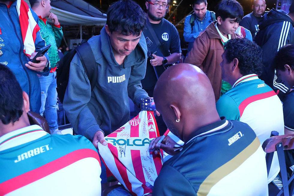 Con gran éxito se llevó a cabo la convivencia y firma de autógrafos con los jugadores del Duelo de Leyendas. 🤩⚽️