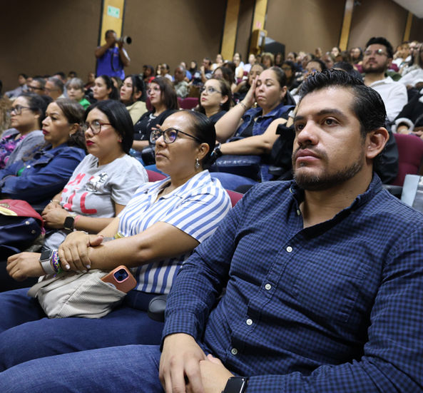 800 DOCENTES DE INGLÉS FORTALECEN SU FORMACIÓN CON “EL GIGANTE BILINGÜE” EN AGUASCALIENTES