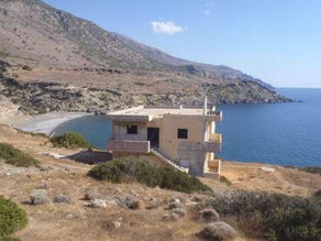 Haus auf Kreta bauen: Rohbau einer Inselbaustelle in Hanglage mit Blick auf das Meer