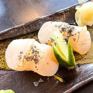 Jakobsmuscheln Nigiri flambiert 2 Stk.