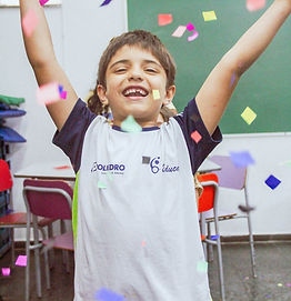  Colagem com papéis coloridos