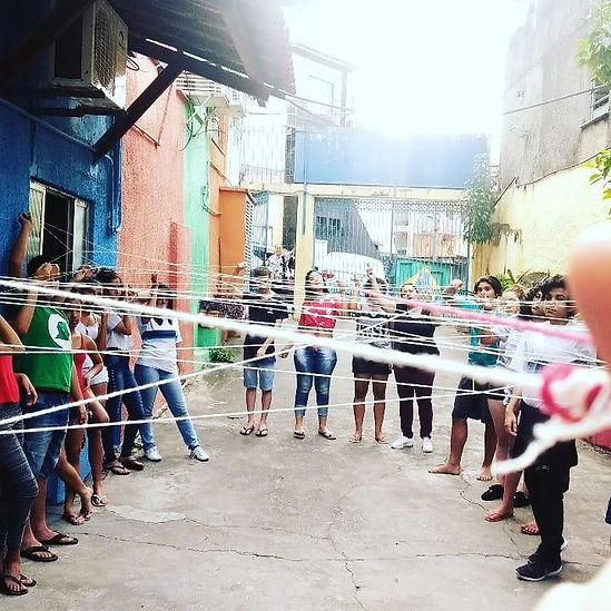Alunos do preparatório da CEASM segunrando fios